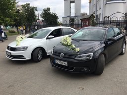 Автомобиль Volkswagen с водителем